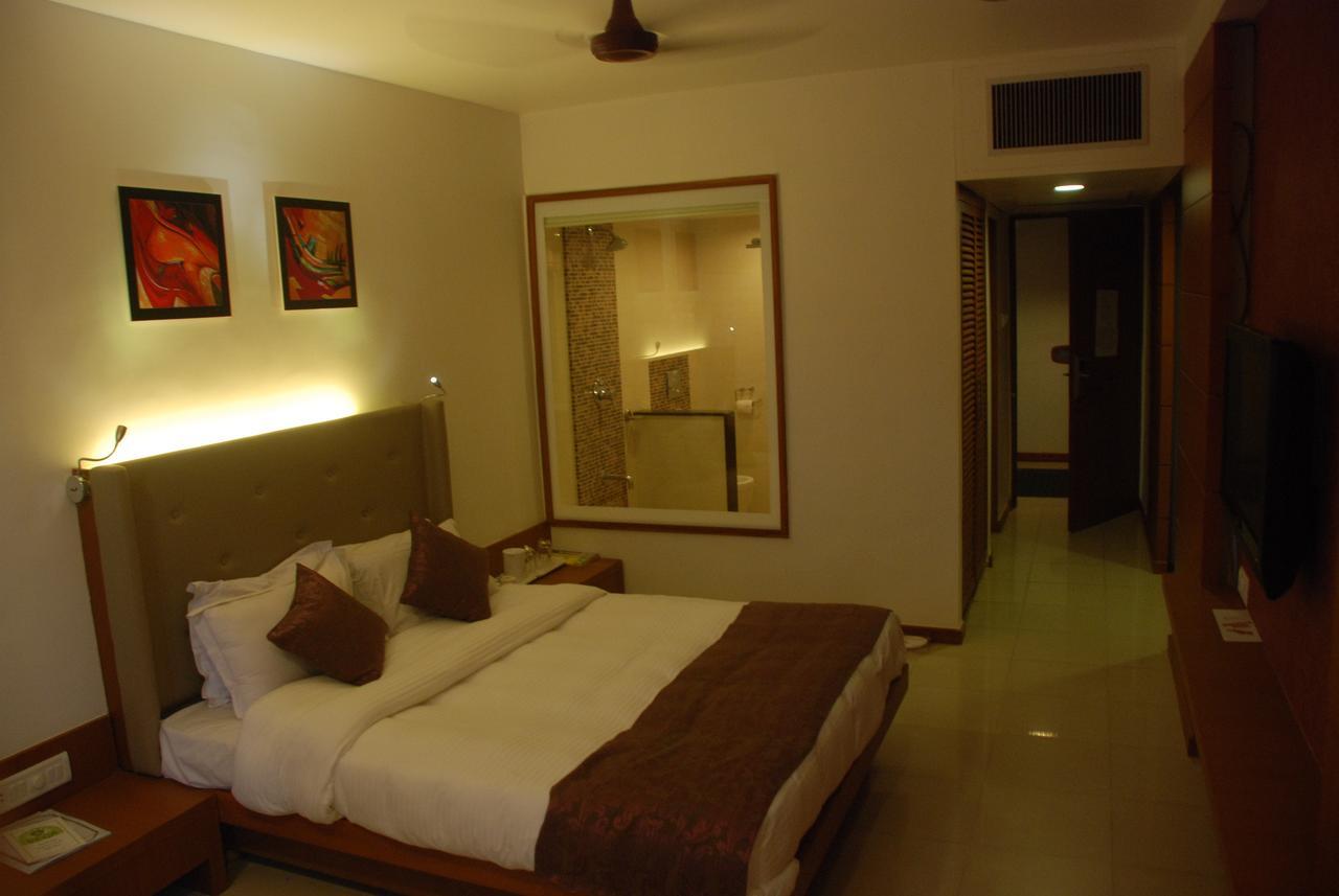 Hotel Surya Vadodara Exterior photo